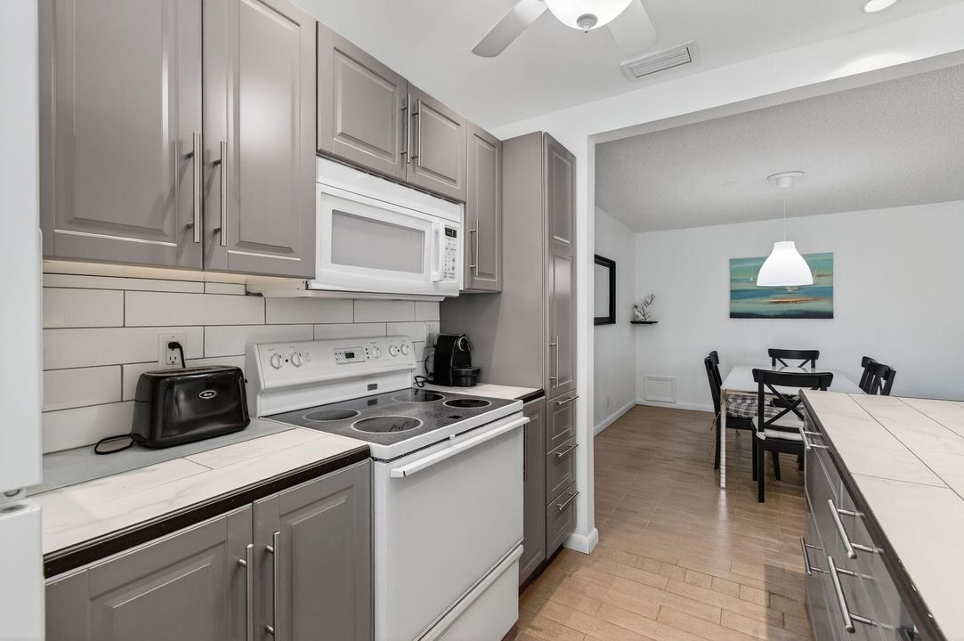 待售: $160,000 (1 贝兹, 2 浴室, 1040 平方英尺)