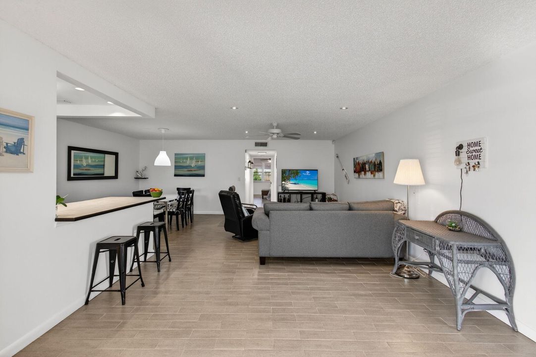 待售: $160,000 (1 贝兹, 2 浴室, 1040 平方英尺)