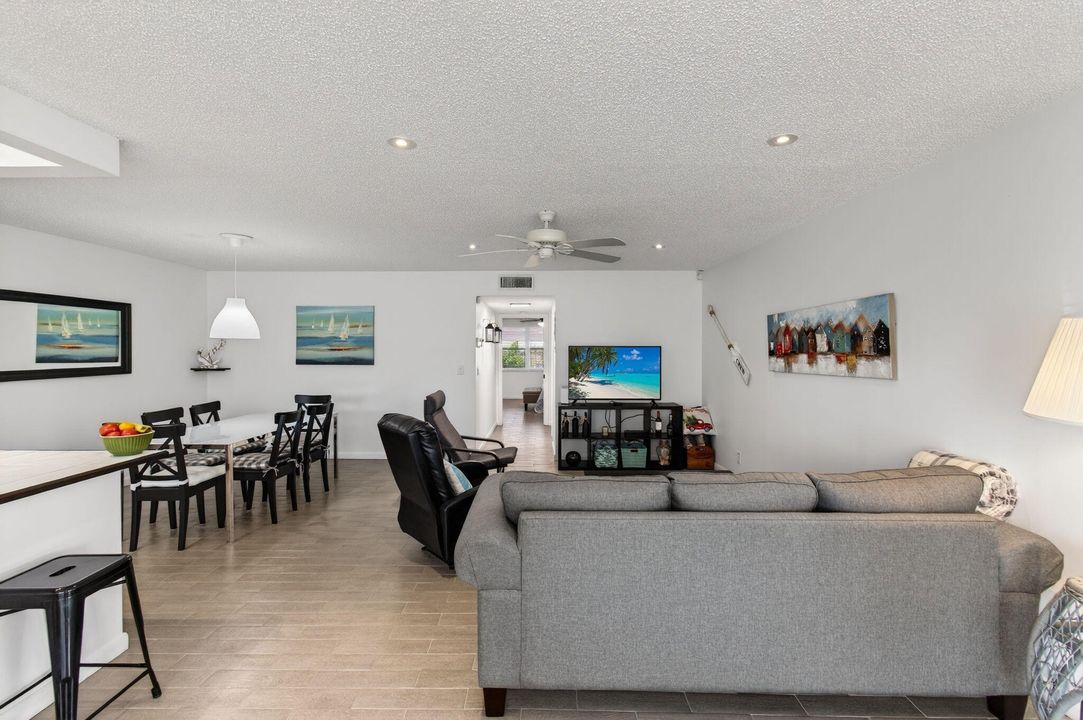 待售: $160,000 (1 贝兹, 2 浴室, 1040 平方英尺)