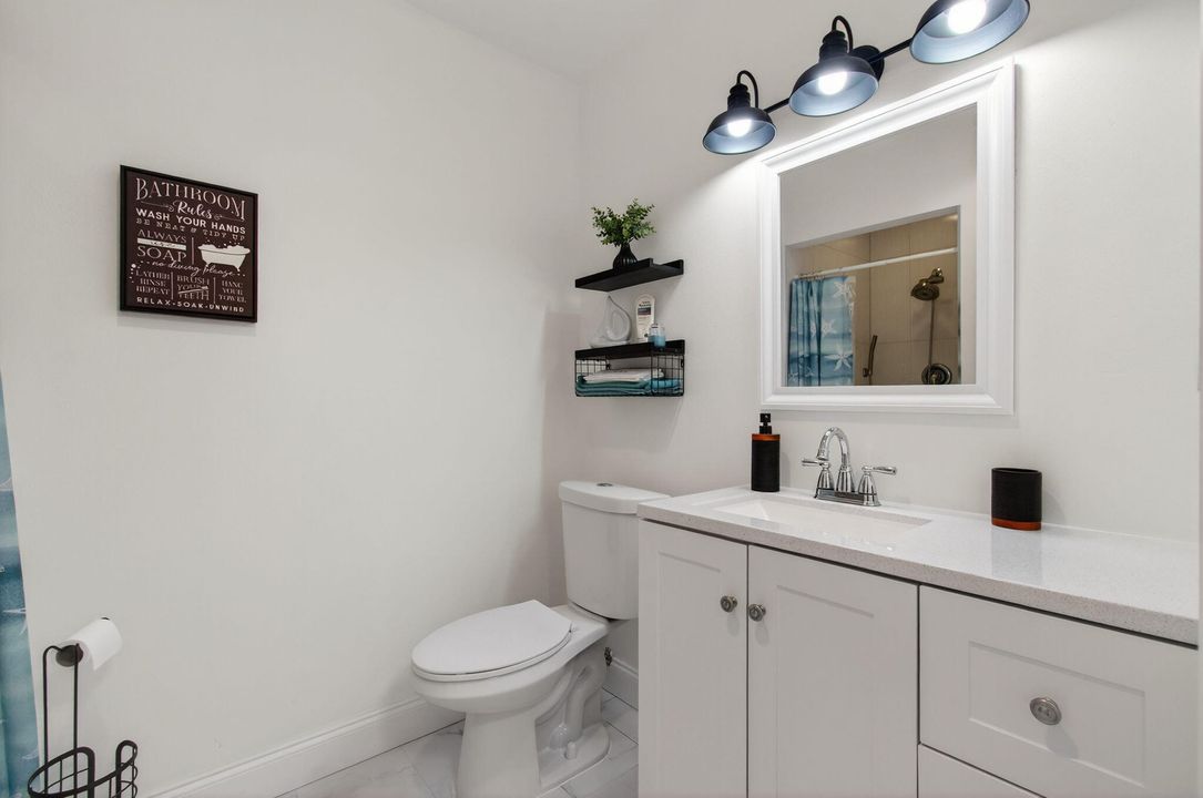 待售: $160,000 (1 贝兹, 2 浴室, 1040 平方英尺)