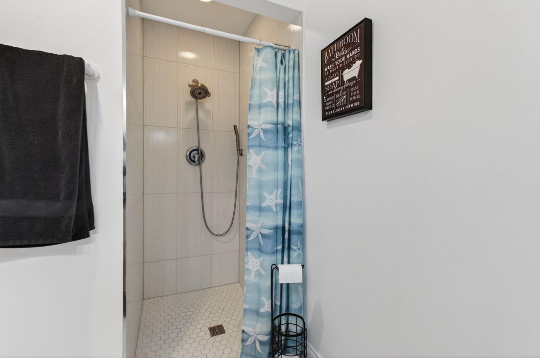 待售: $160,000 (1 贝兹, 2 浴室, 1040 平方英尺)