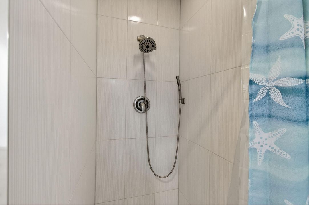 待售: $160,000 (1 贝兹, 2 浴室, 1040 平方英尺)