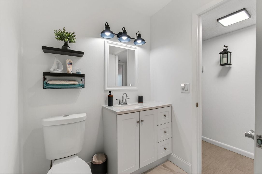 待售: $160,000 (1 贝兹, 2 浴室, 1040 平方英尺)