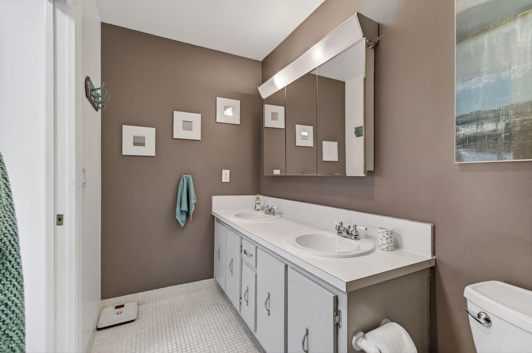 待售: $160,000 (1 贝兹, 2 浴室, 1040 平方英尺)