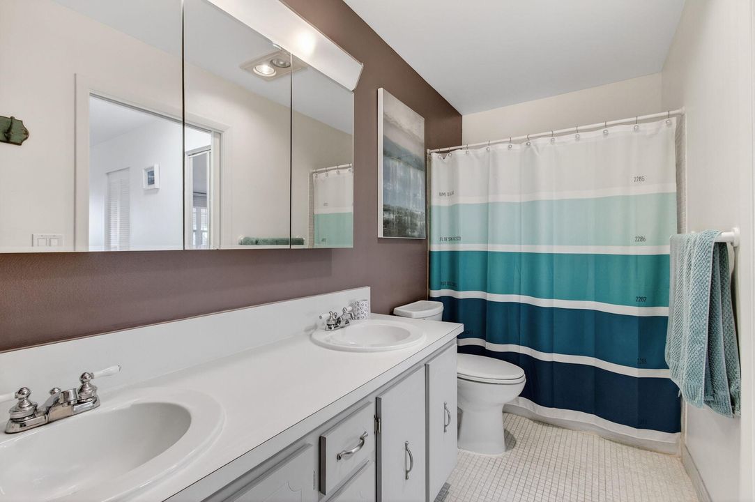 待售: $160,000 (1 贝兹, 2 浴室, 1040 平方英尺)