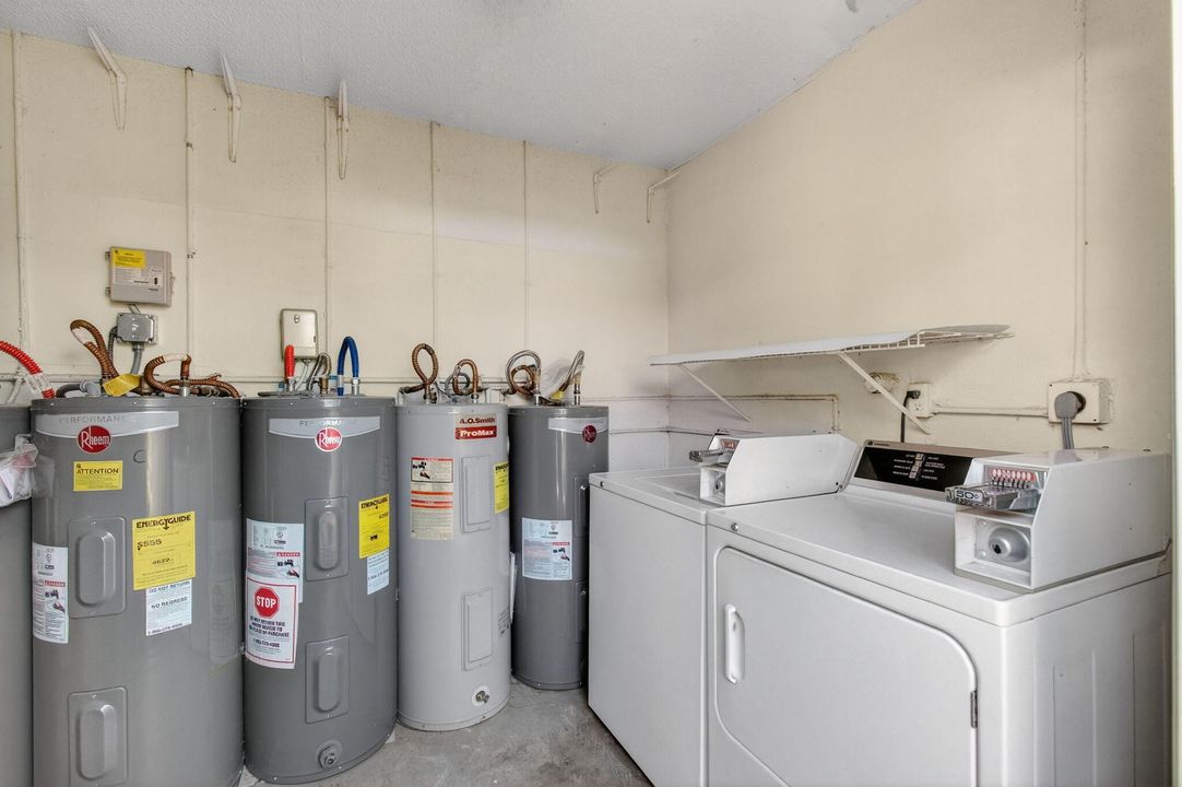 待售: $160,000 (1 贝兹, 2 浴室, 1040 平方英尺)