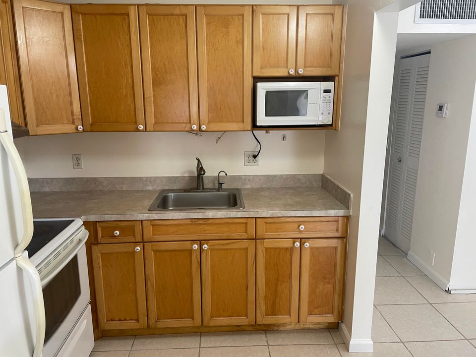 For Rent: $1,350 (1 beds, 1 baths, 650 Square Feet)