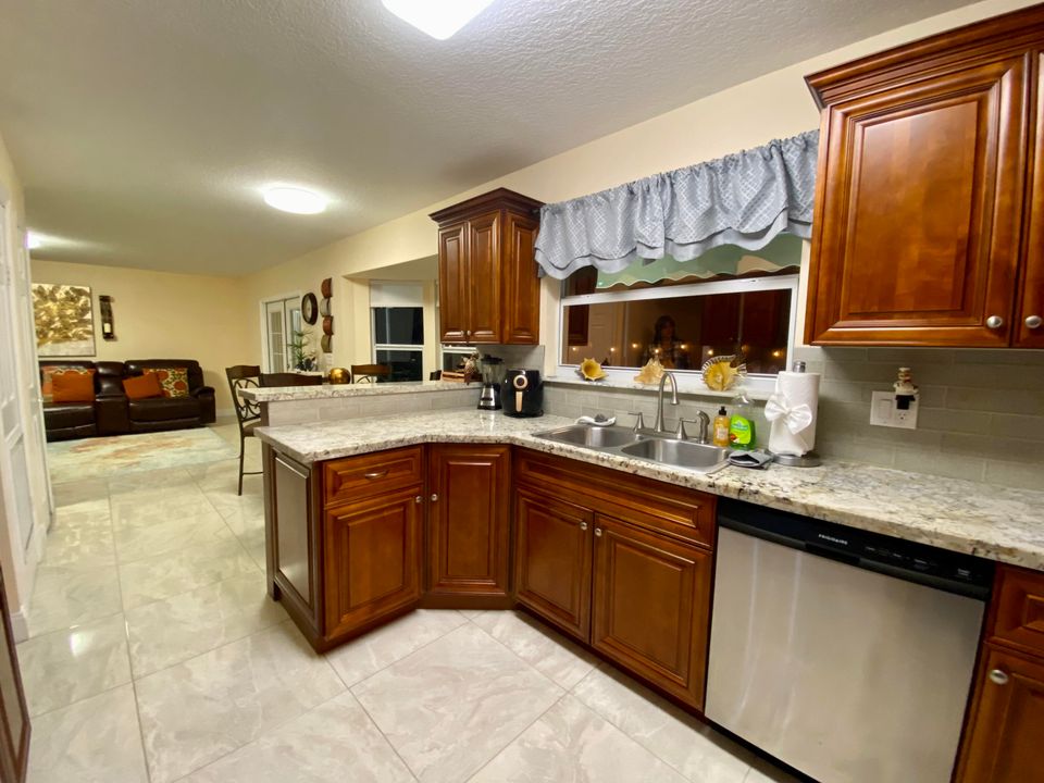 待售: $635,000 (4 贝兹, 2 浴室, 2005 平方英尺)