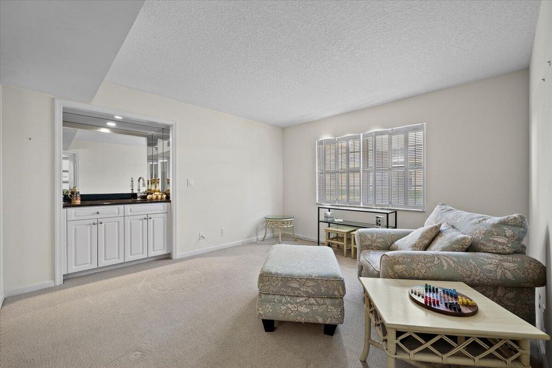 合同活跃: $385,900 (3 贝兹, 2 浴室, 1490 平方英尺)