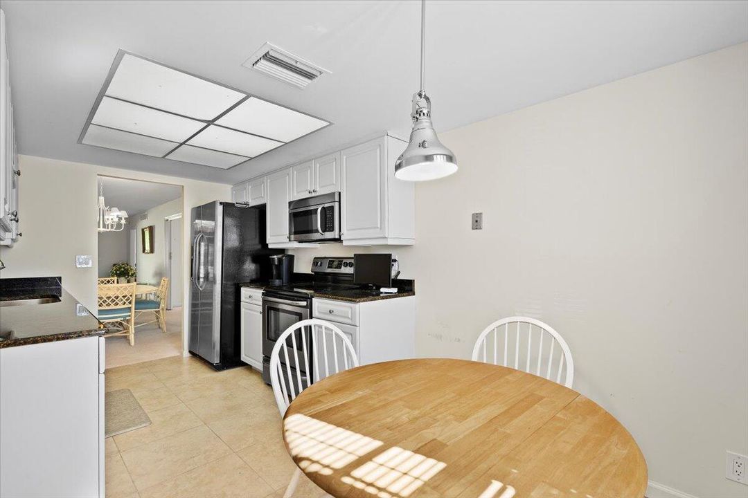 合同活跃: $385,900 (3 贝兹, 2 浴室, 1490 平方英尺)