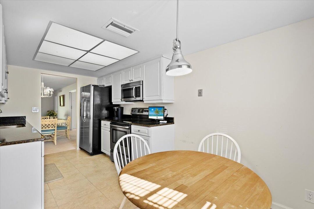 合同活跃: $385,900 (3 贝兹, 2 浴室, 1490 平方英尺)