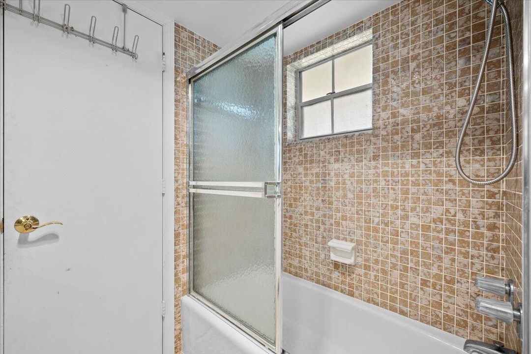 合同活跃: $385,900 (3 贝兹, 2 浴室, 1490 平方英尺)