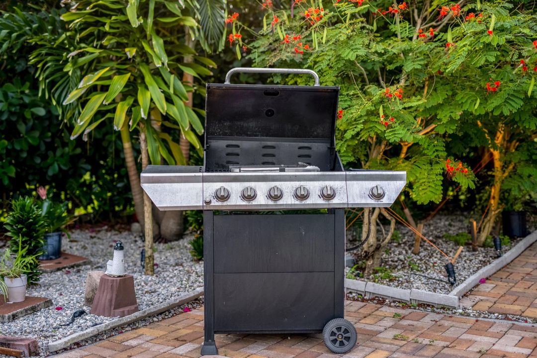 For Rent: $3,800 (3 beds, 2 baths, 1227 Square Feet)