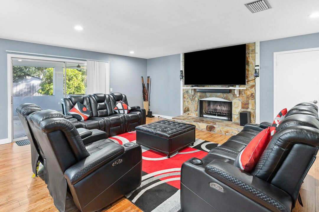 For Sale: $375,000 (4 beds, 2 baths, 2010 Square Feet)