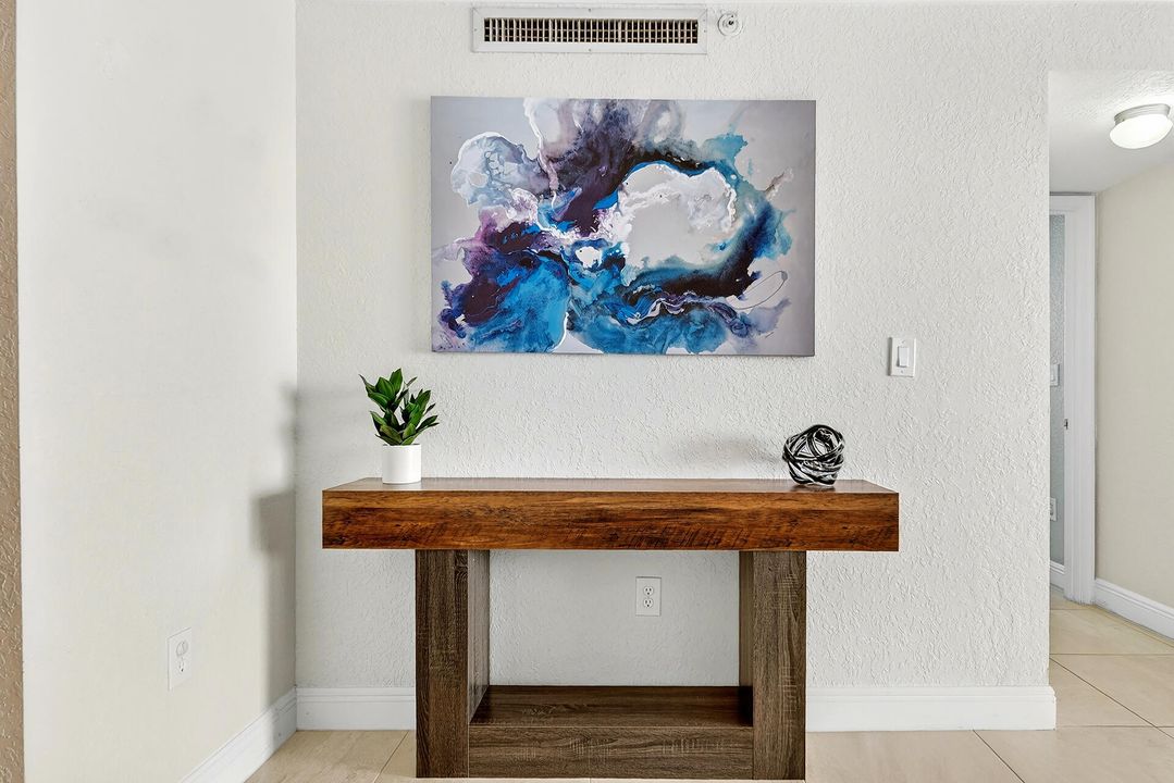 合同活跃: $6,500 (2 贝兹, 2 浴室, 1334 平方英尺)