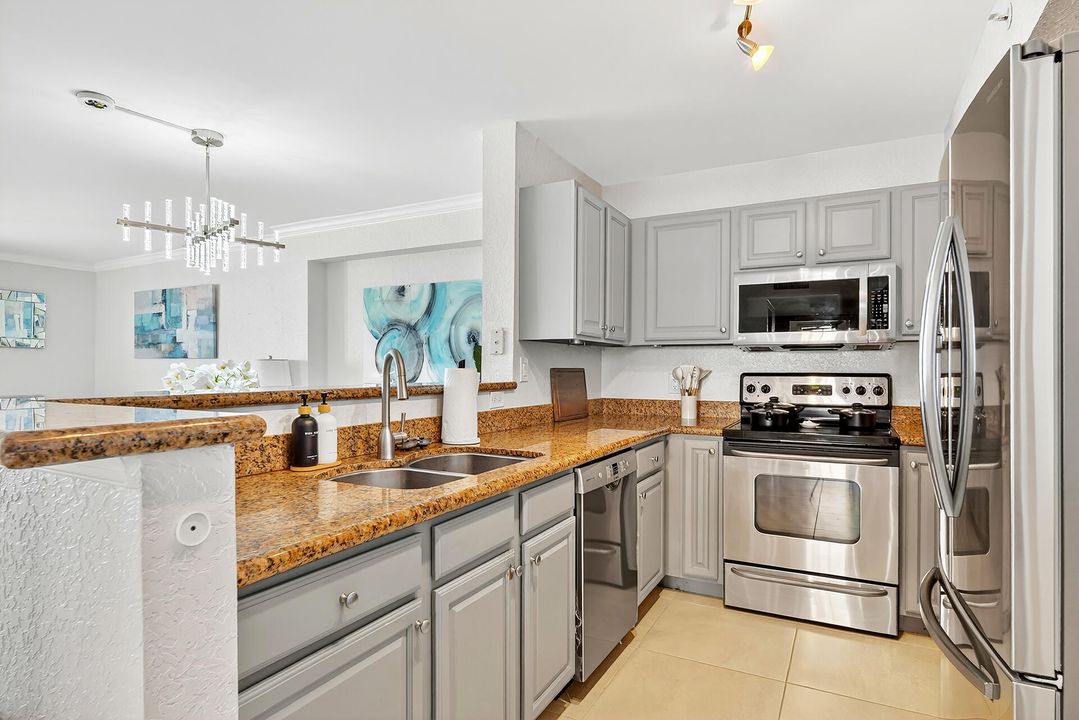 合同活跃: $6,500 (2 贝兹, 2 浴室, 1334 平方英尺)