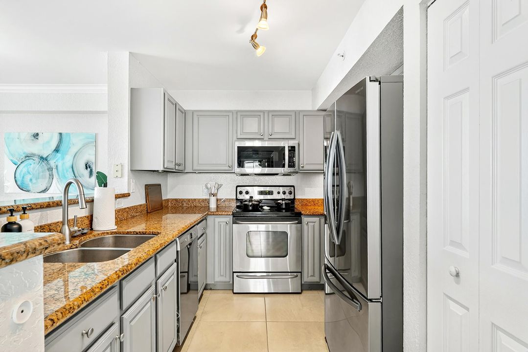 合同活跃: $6,500 (2 贝兹, 2 浴室, 1334 平方英尺)