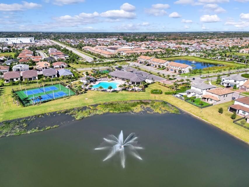 待售: $650,000 (4 贝兹, 2 浴室, 1894 平方英尺)