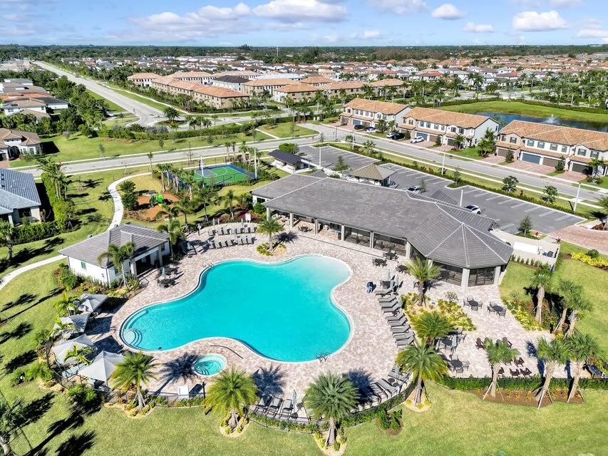 待售: $650,000 (4 贝兹, 2 浴室, 1894 平方英尺)