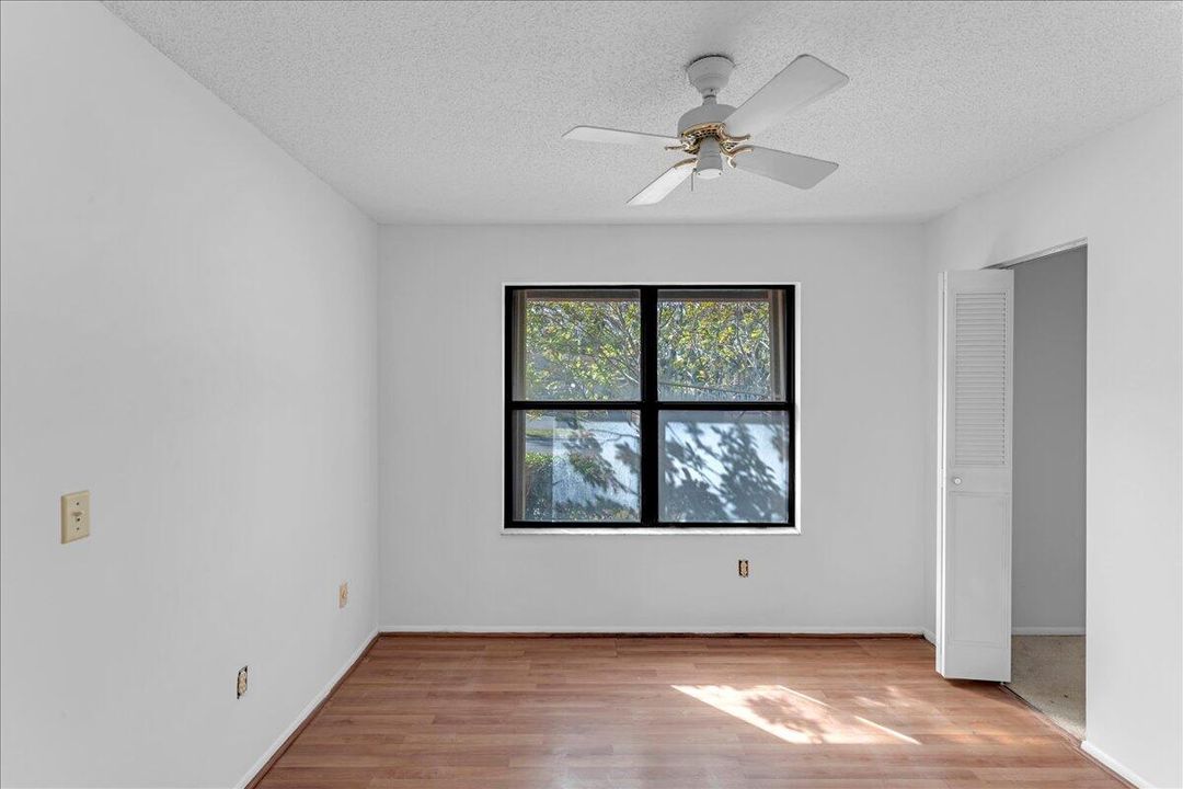 合同活跃: $189,900 (3 贝兹, 2 浴室, 1298 平方英尺)