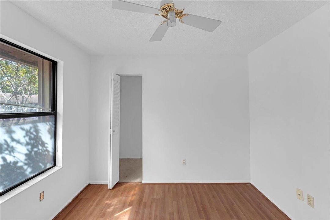 合同活跃: $189,900 (3 贝兹, 2 浴室, 1298 平方英尺)