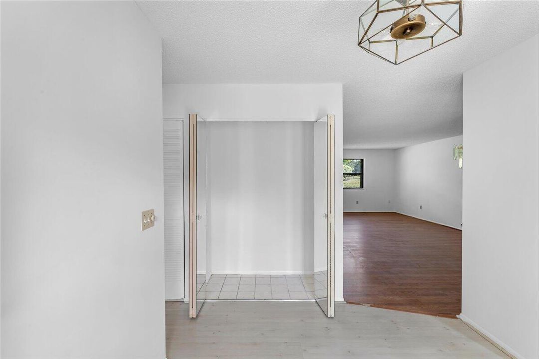 合同活跃: $189,900 (3 贝兹, 2 浴室, 1298 平方英尺)