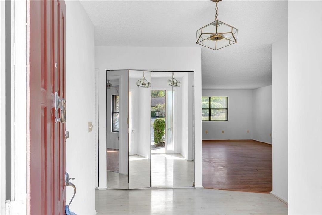 合同活跃: $189,900 (3 贝兹, 2 浴室, 1298 平方英尺)