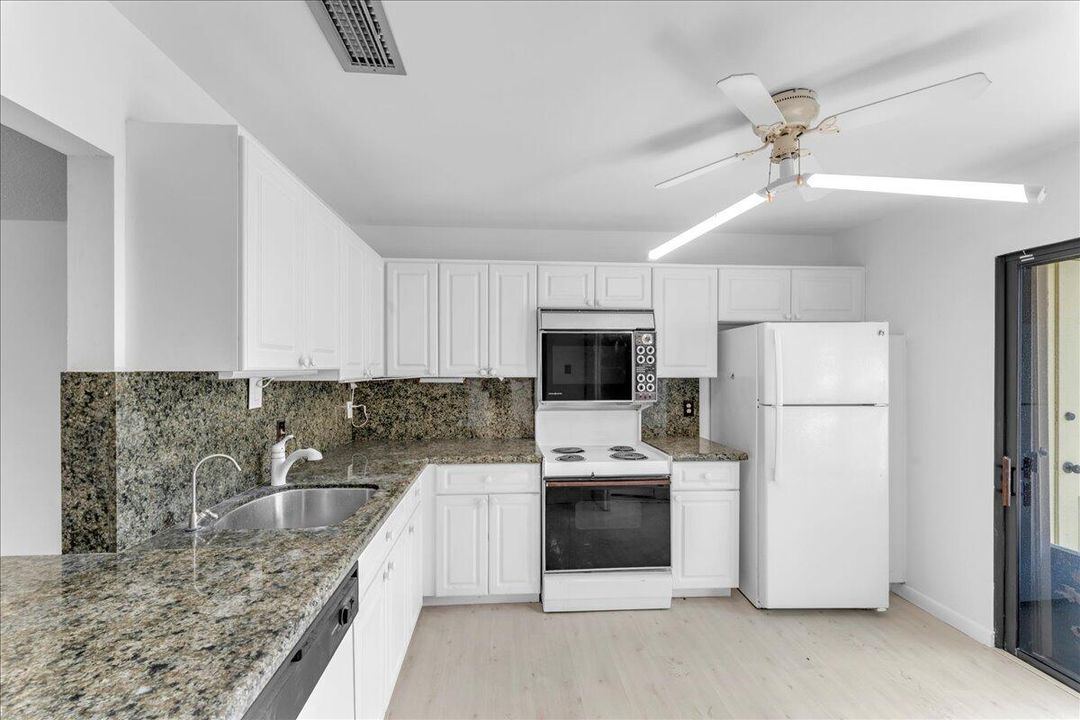 合同活跃: $189,900 (3 贝兹, 2 浴室, 1298 平方英尺)