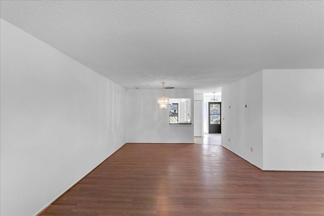 合同活跃: $189,900 (3 贝兹, 2 浴室, 1298 平方英尺)