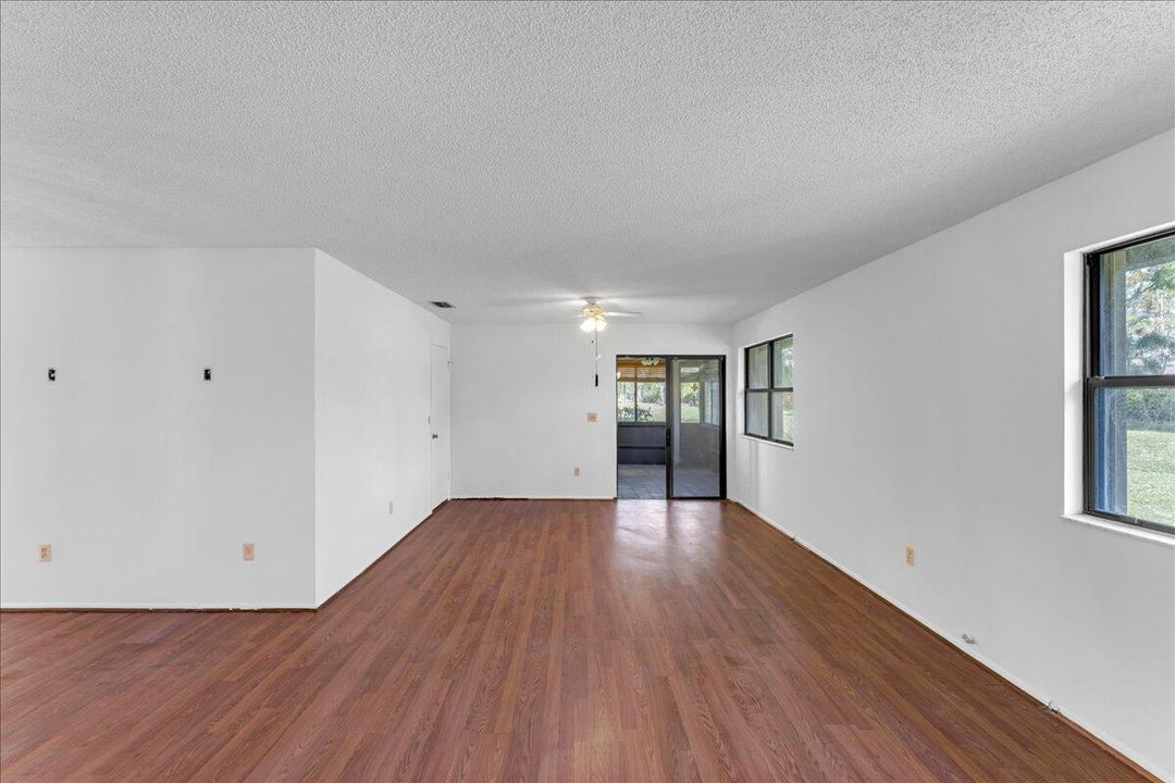 合同活跃: $189,900 (3 贝兹, 2 浴室, 1298 平方英尺)