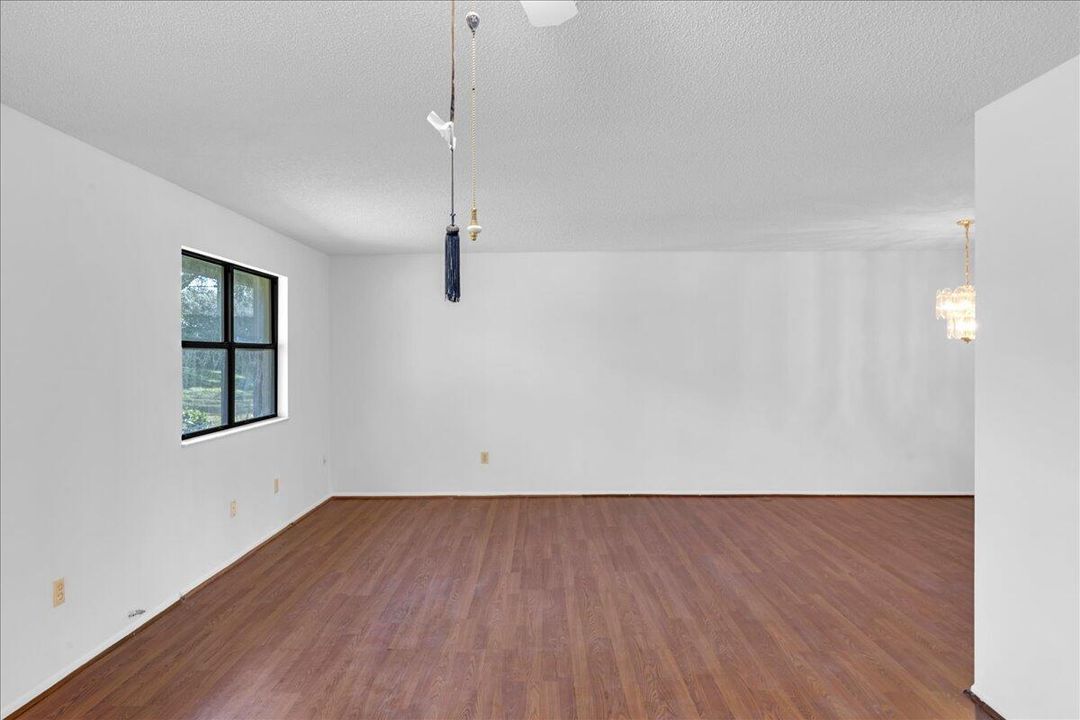 合同活跃: $189,900 (3 贝兹, 2 浴室, 1298 平方英尺)