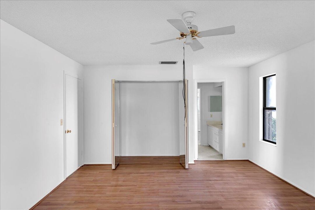 合同活跃: $189,900 (3 贝兹, 2 浴室, 1298 平方英尺)