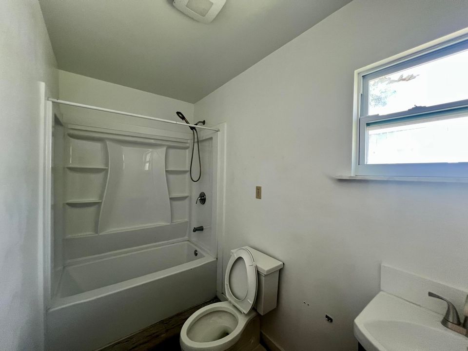 For Rent: $1,750 (2 beds, 1 baths, 960 Square Feet)