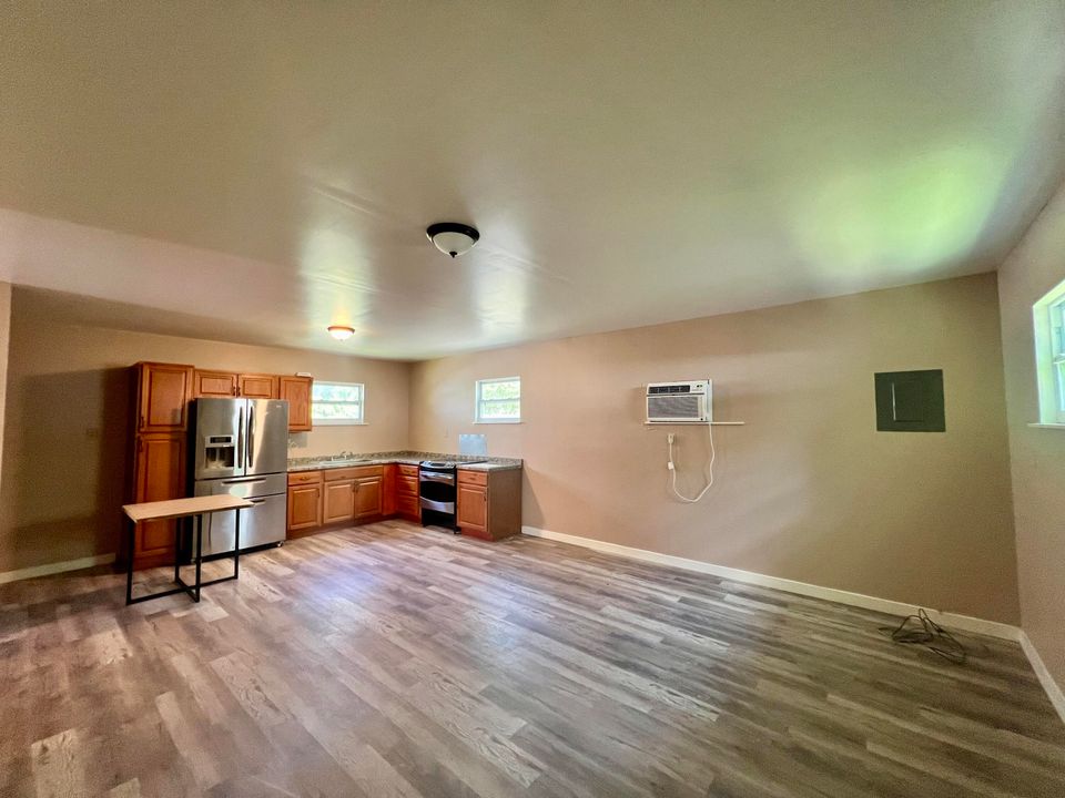 For Rent: $1,750 (2 beds, 1 baths, 960 Square Feet)
