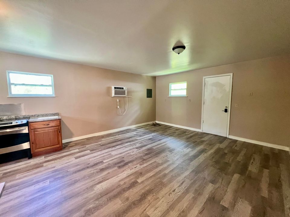 For Rent: $1,750 (2 beds, 1 baths, 960 Square Feet)