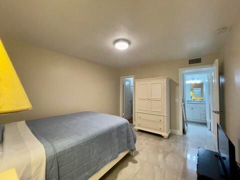 出租: $3,300 (2 贝兹, 2 浴室, 920 平方英尺)