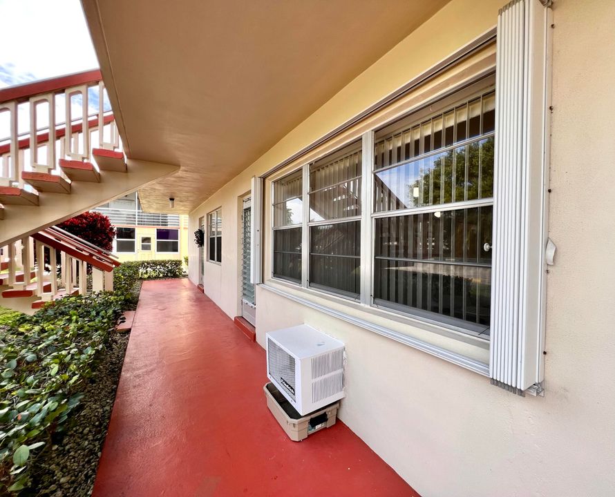 For Sale: $84,900 (1 beds, 1 baths, 684 Square Feet)