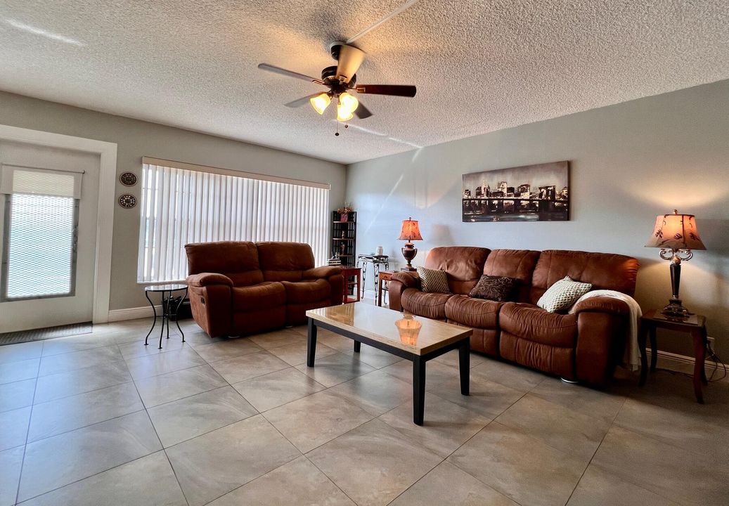For Sale: $138,000 (2 beds, 2 baths, 1062 Square Feet)