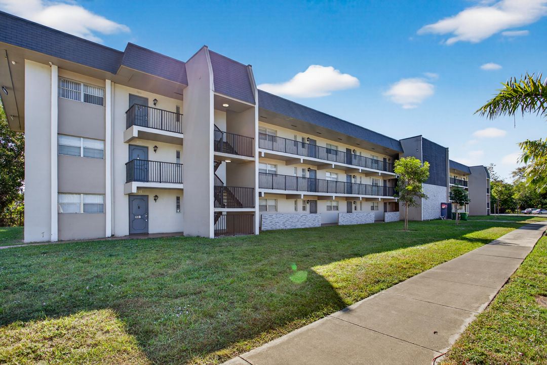 For Sale: $180,000 (2 beds, 2 baths, 949 Square Feet)