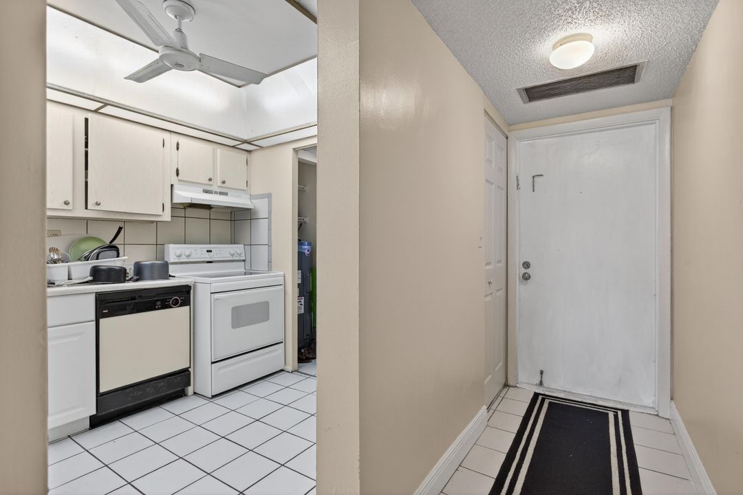 For Sale: $180,000 (2 beds, 2 baths, 949 Square Feet)