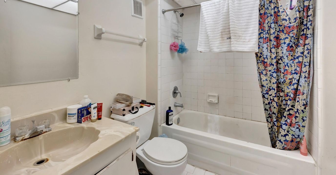 For Sale: $180,000 (2 beds, 2 baths, 949 Square Feet)