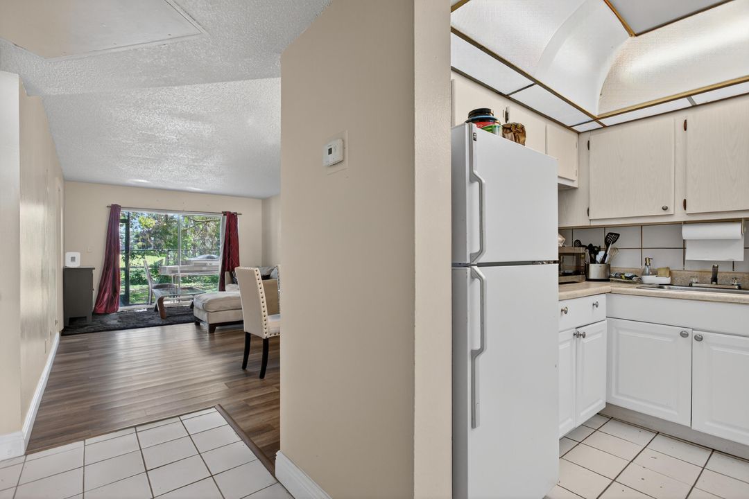 For Sale: $180,000 (2 beds, 2 baths, 949 Square Feet)