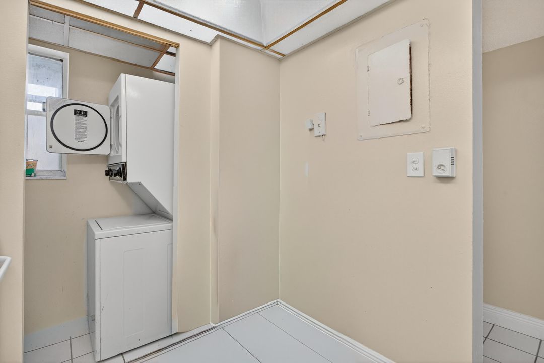 For Sale: $180,000 (2 beds, 2 baths, 949 Square Feet)