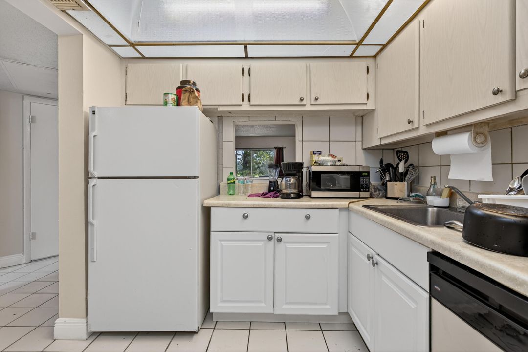 For Sale: $180,000 (2 beds, 2 baths, 949 Square Feet)