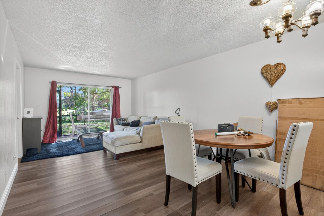 For Sale: $180,000 (2 beds, 2 baths, 949 Square Feet)