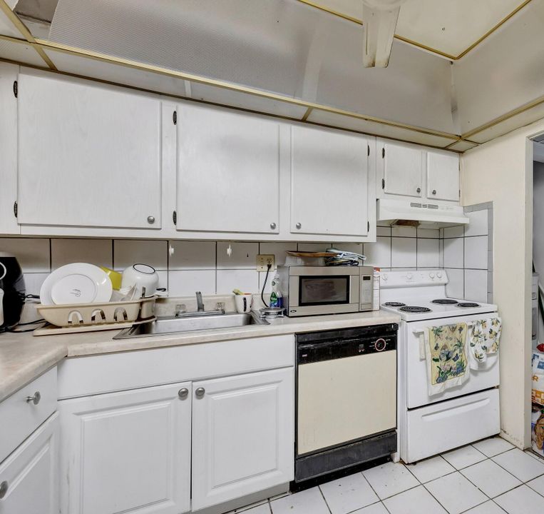 For Sale: $180,000 (2 beds, 2 baths, 949 Square Feet)
