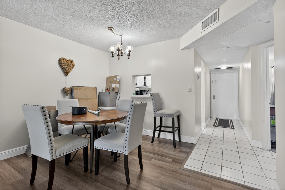 For Sale: $180,000 (2 beds, 2 baths, 949 Square Feet)