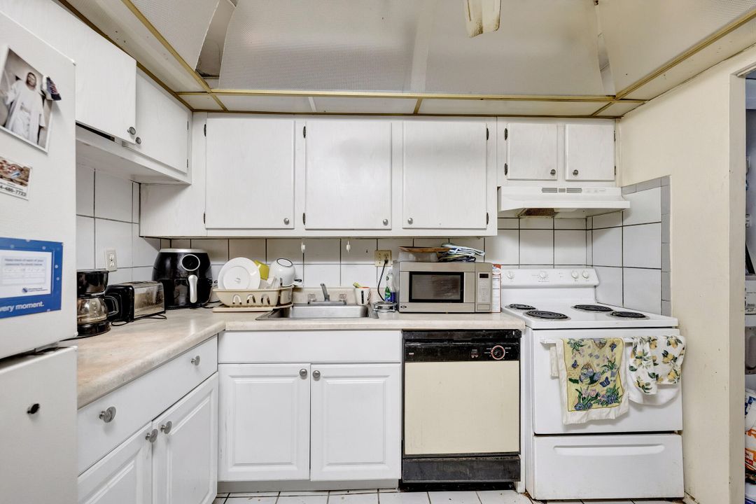 For Sale: $180,000 (2 beds, 2 baths, 949 Square Feet)