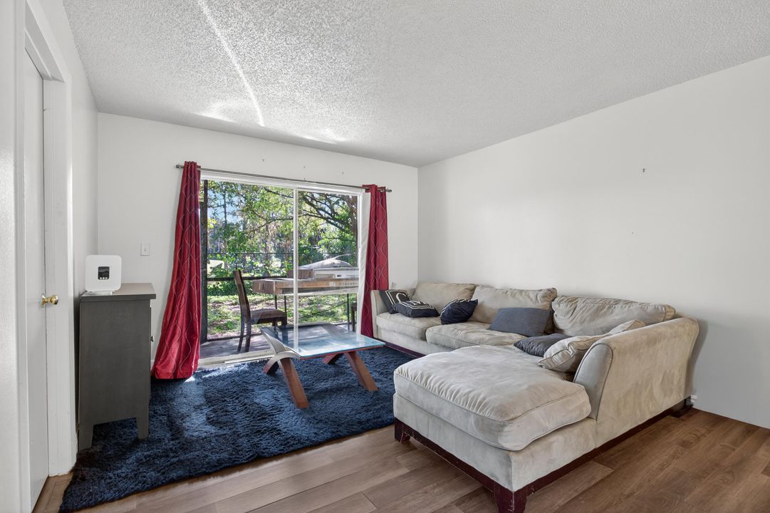 For Sale: $180,000 (2 beds, 2 baths, 949 Square Feet)