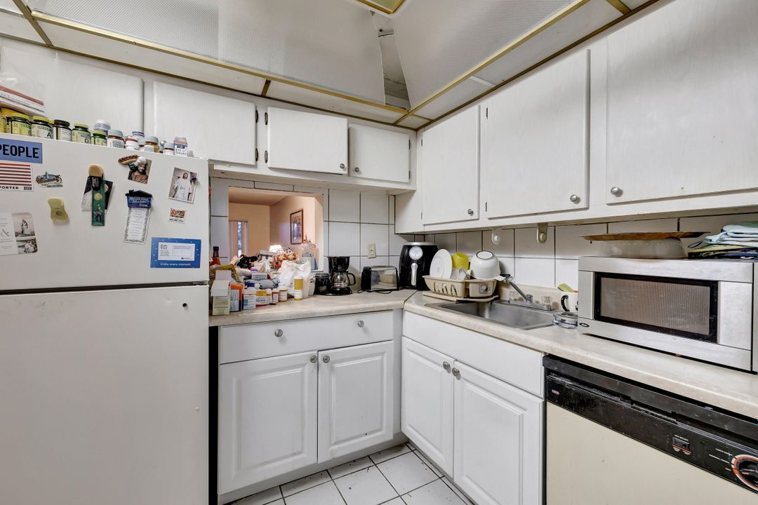 For Sale: $180,000 (2 beds, 2 baths, 949 Square Feet)